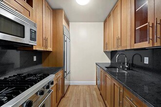 8 Liberty Pl in New York, NY - Building Photo - Building Photo