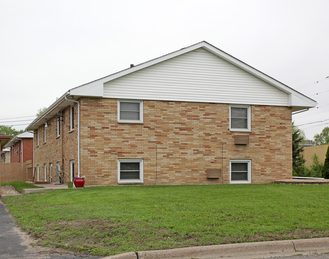 Courtly Park Condos-2244 Pike Lake Dr in New Brighton, MN - Foto de edificio - Building Photo