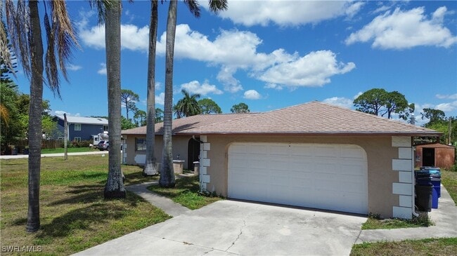8109 Sanibel Blvd in Ft. Myers, FL - Foto de edificio - Building Photo
