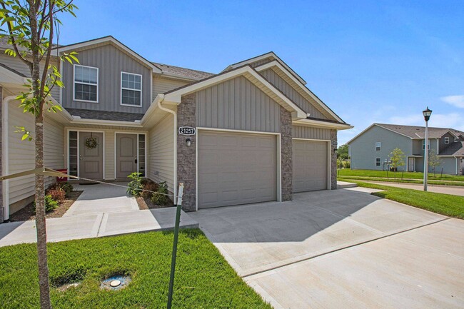 Oak Woods Townhomes in Spring Hill, KS - Building Photo - Building Photo