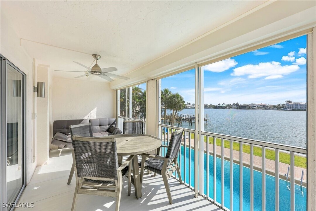 9486 Gulf Shore Dr in Naples, FL - Building Photo