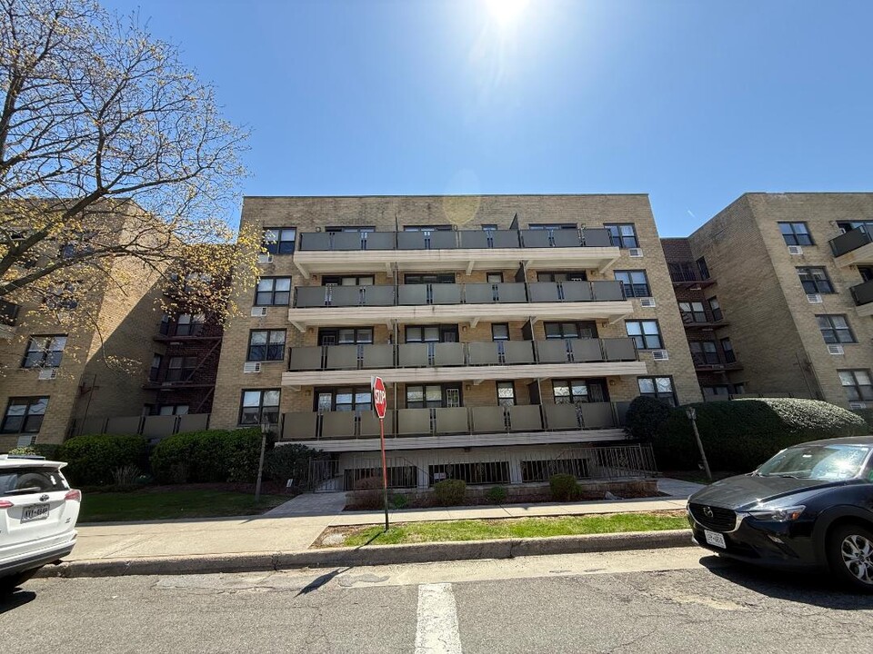 101 Jackson Ave, Unit #3N in Mineola, NY - Foto de edificio