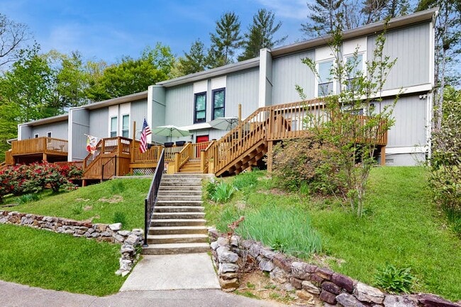 property at 815 Hunters Run Rd