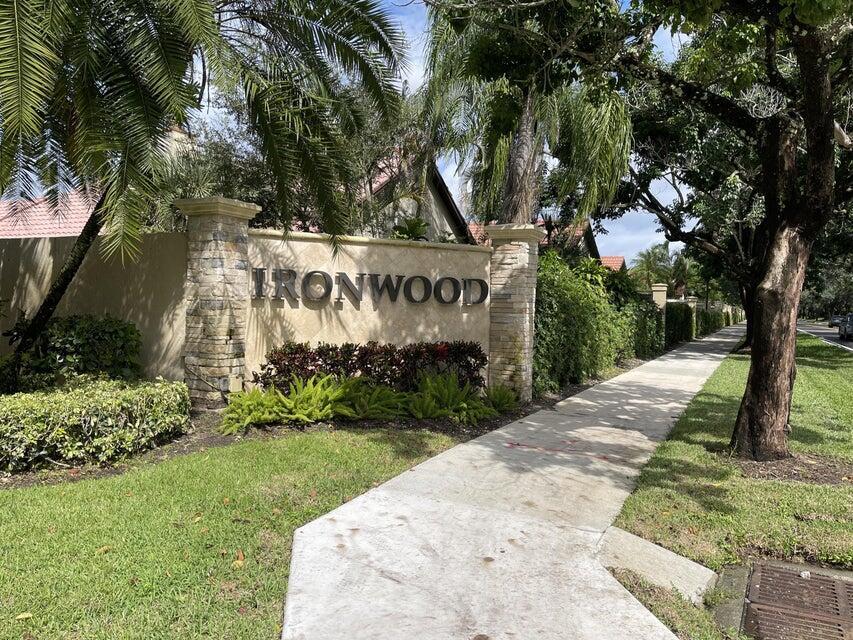 36 Ironwood Way N in Palm Beach Gardens, FL - Building Photo