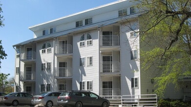 712 W Elm St in Urbana, IL - Building Photo - Interior Photo