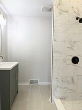 21 N Locust St, Unit 1 in Aurora, IL - Foto de edificio - Building Photo