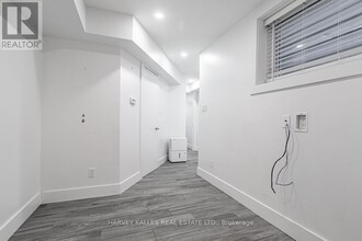 160-160 Lansdowne Ave in Toronto, ON - Building Photo - Building Photo