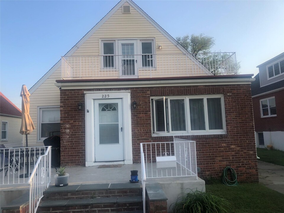 225 W Hudson St in Long Beach, NY - Building Photo