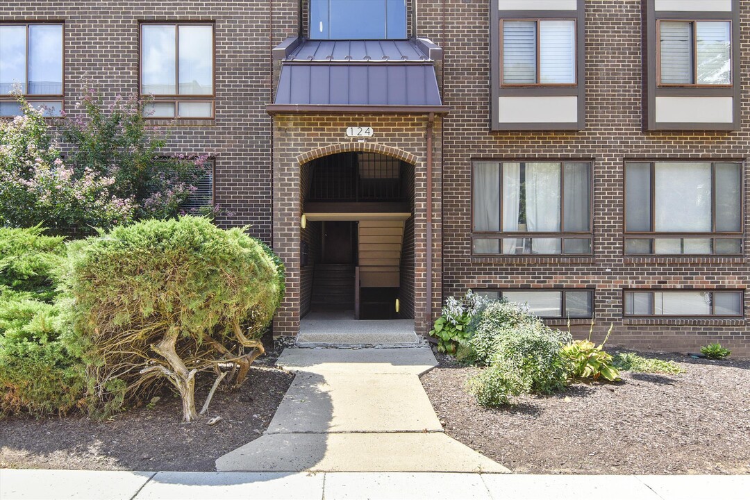 124 Roberts Ln, Unit 100 in Alexandria, VA - Building Photo