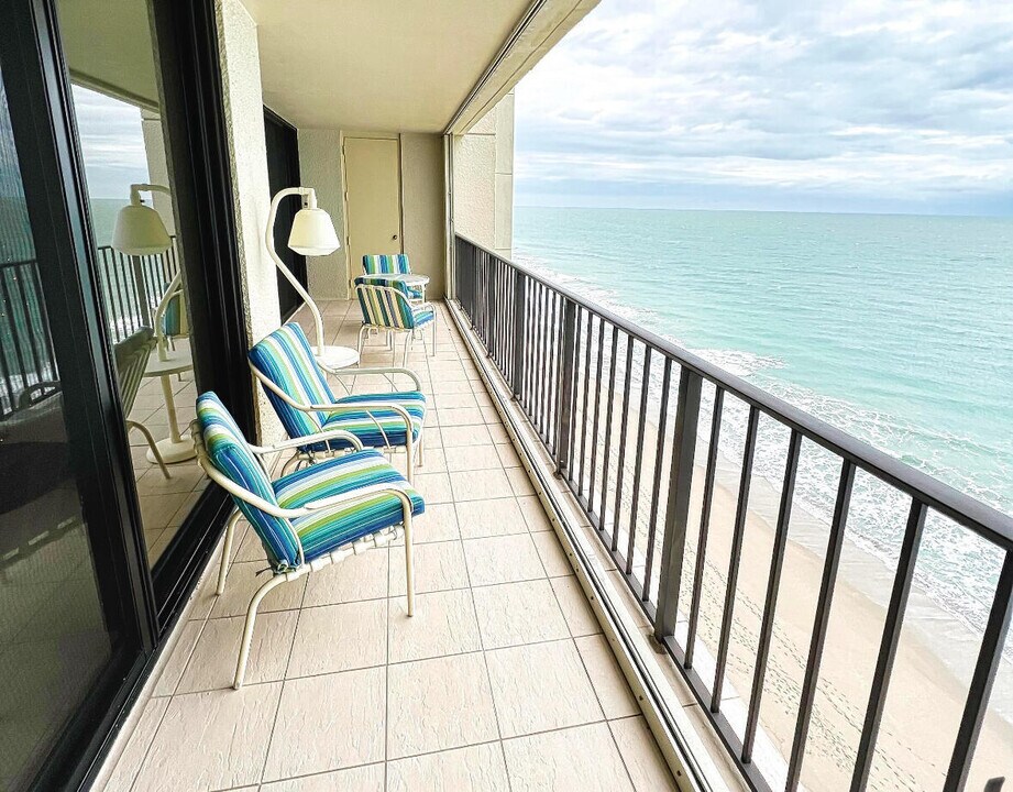 8750 S Ocean Dr in Jensen Beach, FL - Building Photo