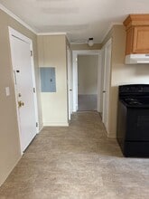 35 W Main St, Unit 6 in Plainville, CT - Foto de edificio - Building Photo