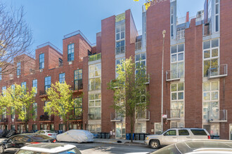 166 Scholes St in Brooklyn, NY - Foto de edificio - Building Photo