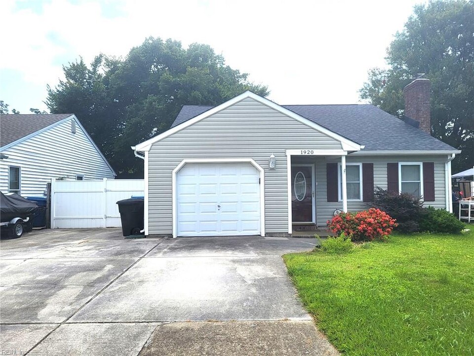 1920 Aquamarine Dr in Virginia Beach, VA - Foto de edificio