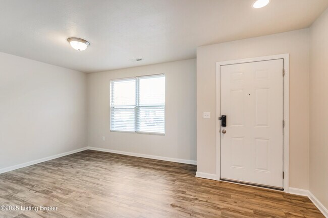 4061 Firestone Way in Shelbyville, KY - Foto de edificio - Building Photo