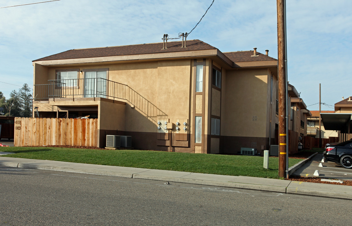 1515 N Palm St in Turlock, CA - Foto de edificio