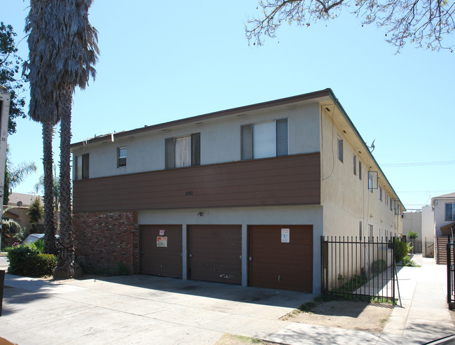 2061 Pine Ave in Long Beach, CA - Foto de edificio - Building Photo