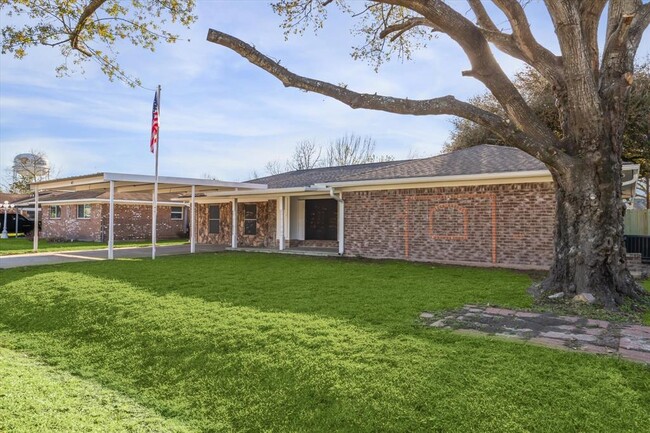 412 Lyndale Dr in Highlands, TX - Building Photo - Building Photo