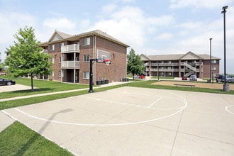 Elevate Apartments in Waterloo, IA - Foto de edificio - Building Photo
