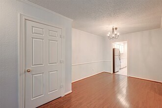 8287 Kingsbrook Rd in Houston, TX - Building Photo - Building Photo