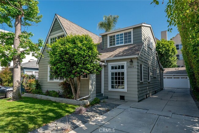 10624 Bloomfield St in Los Angeles, CA - Building Photo - Building Photo
