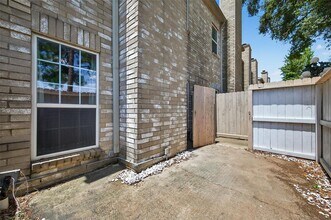 3102 Holly Hall St in Houston, TX - Building Photo - Building Photo