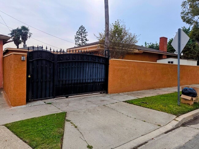12912 St Andrews Pl in Gardena, CA - Foto de edificio - Building Photo