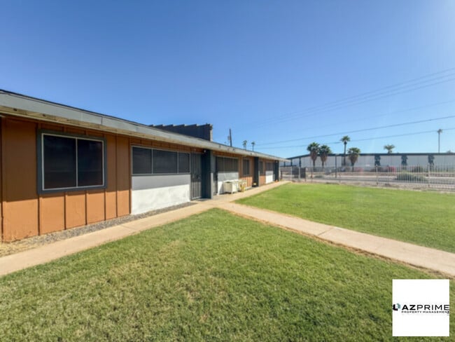 2123 W Devonshire Ave