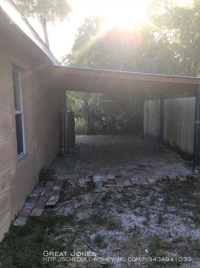 3042 Douglas Ave in Ft. Myers, FL - Foto de edificio - Building Photo