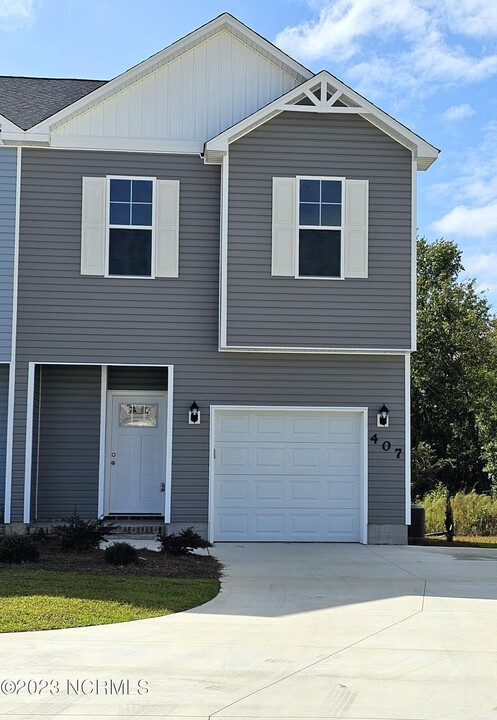 407 Blockade Shl Ln in Jacksonville, NC - Foto de edificio