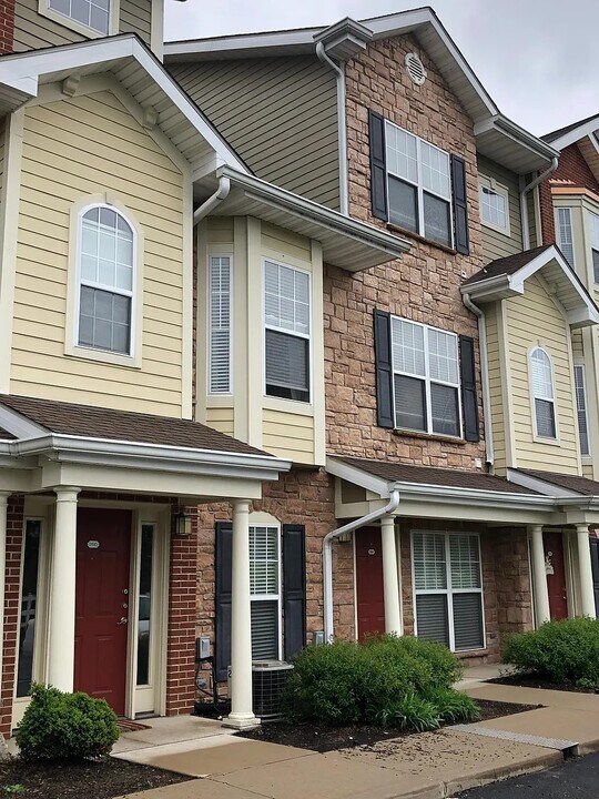 2618 McKnight Crossing Ct, Unit Townhome in St. Louis, MO - Building Photo