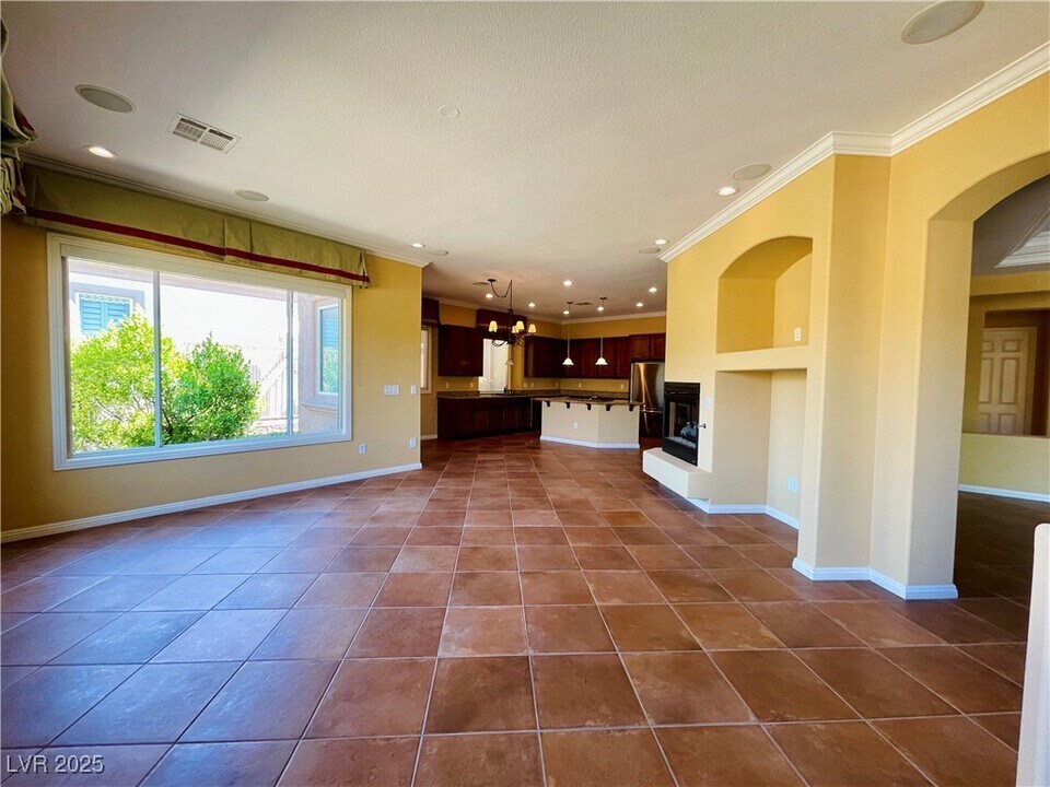 4565 Riva De Romanza St in Las Vegas, NV - Building Photo