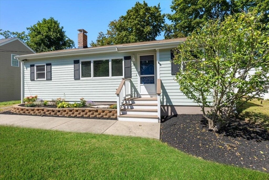 36 Gilford Rd in Hingham, MA - Building Photo