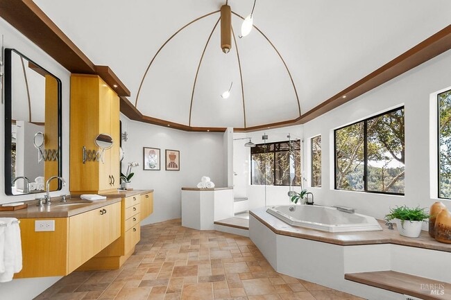 1100 Bayhills Dr in San Rafael, CA - Foto de edificio - Building Photo