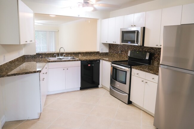 345 Gabriel Cir, Unit 11 in Naples, FL - Building Photo - Building Photo