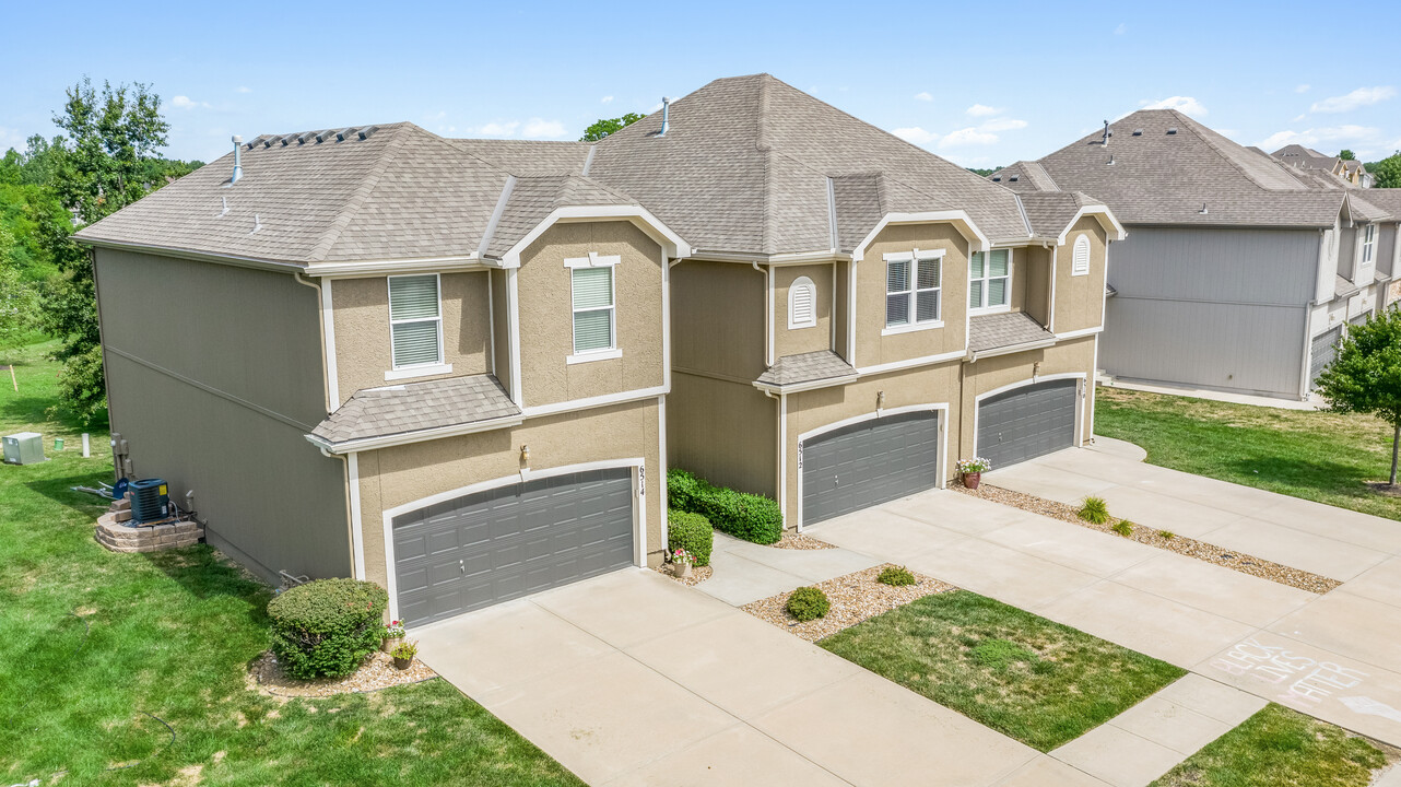 Herrington Park Townhomes in Shawnee, KS - Building Photo