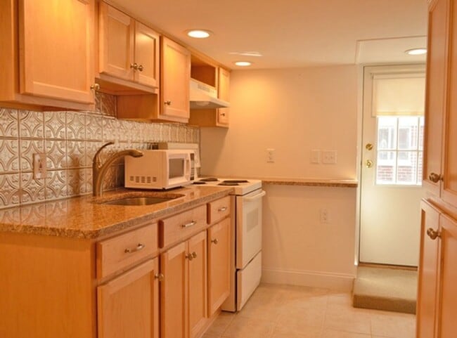 9 Broadway Ave in Rockport, MA - Building Photo - Building Photo