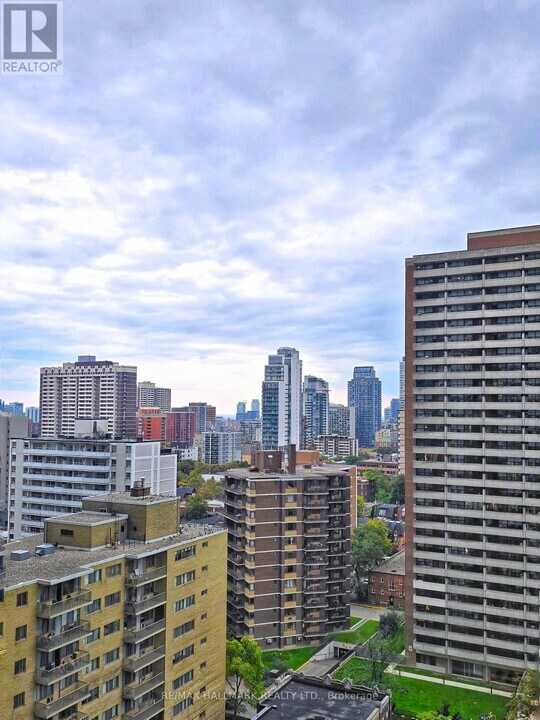 33 Charles St E in Toronto, ON - Building Photo