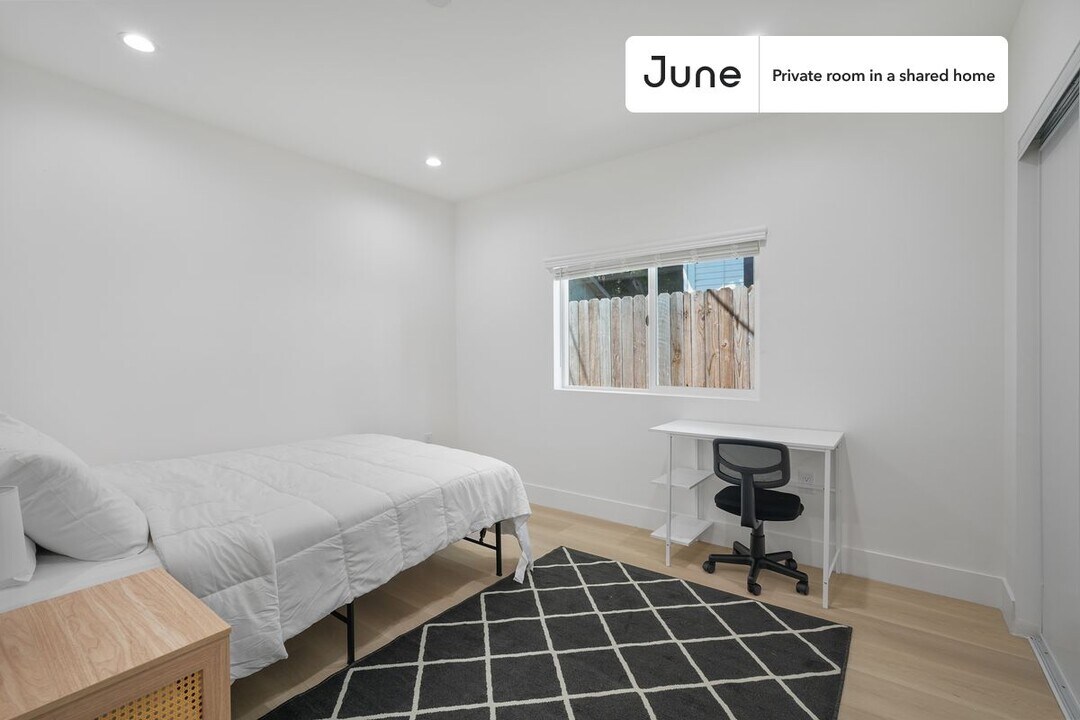 Private bedroom in 3 bed/2 bath Home in Los Angeles, CA - Building Photo