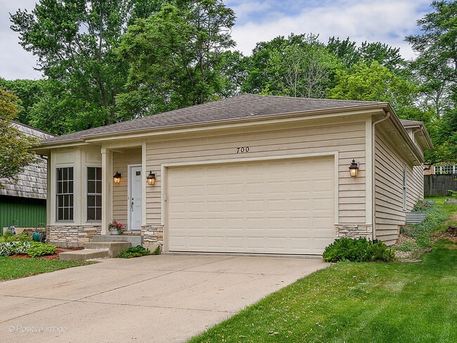 700 N Summit St in Wheaton, IL - Foto de edificio - Building Photo