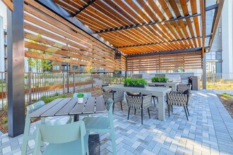 10505 Deerwood Rd-Unit -322 in Houston, TX - Building Photo - Building Photo