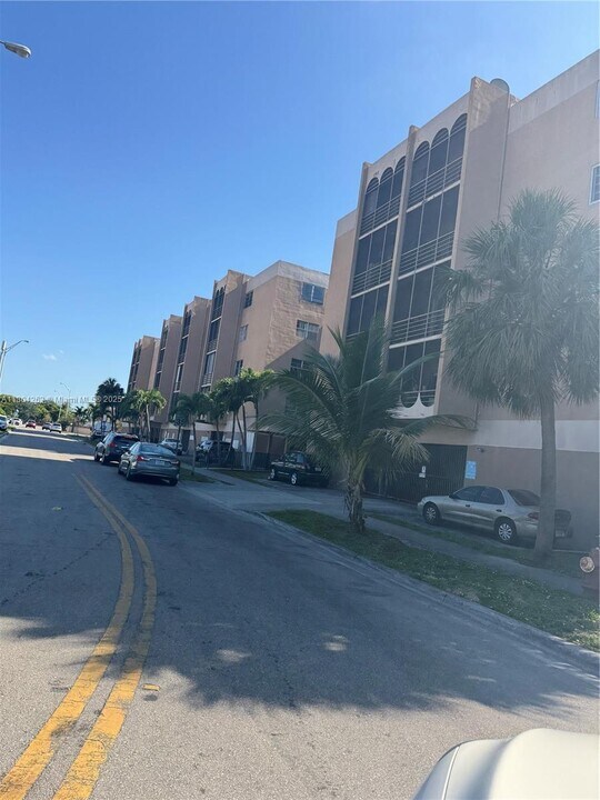 4670 W 13th Ln in Hialeah, FL - Building Photo