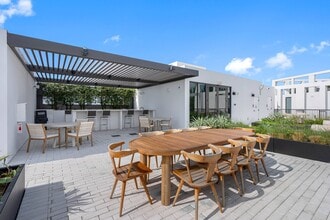 Laguna Gardens in Miami Gardens, FL - Foto de edificio - Building Photo