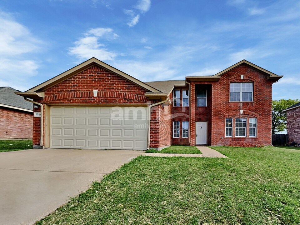 7025 Lake Roberts Way in Arlington, TX - Building Photo
