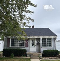 19367 Roscommon St in Harper Woods, MI - Building Photo