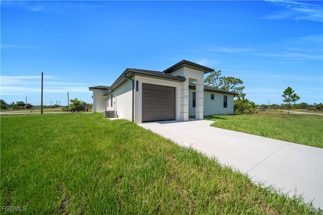 1112 Eisenhower Blvd in Lehigh Acres, FL - Building Photo - Building Photo