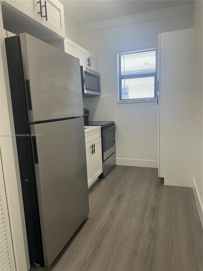 638 SW 21st Ave, Unit 2 in Miami, FL - Foto de edificio - Building Photo