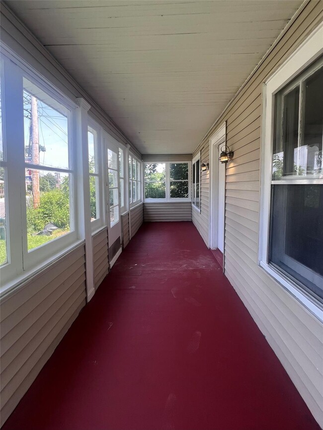 69 Western Ave in Marlboro, NY - Foto de edificio - Building Photo