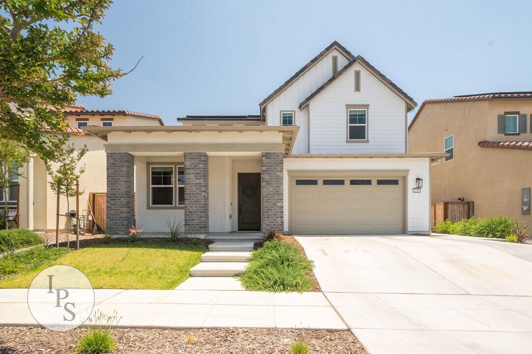 4299 Vineyard Dr in Madera, CA - Building Photo