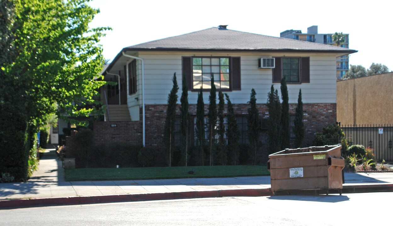 500 N Los Robles Ave in Pasadena, CA - Foto de edificio