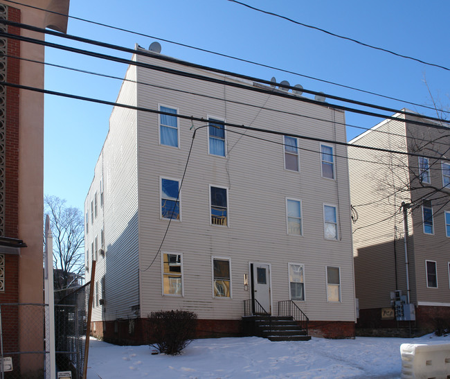 87 Henry St in Stamford, CT - Foto de edificio - Building Photo